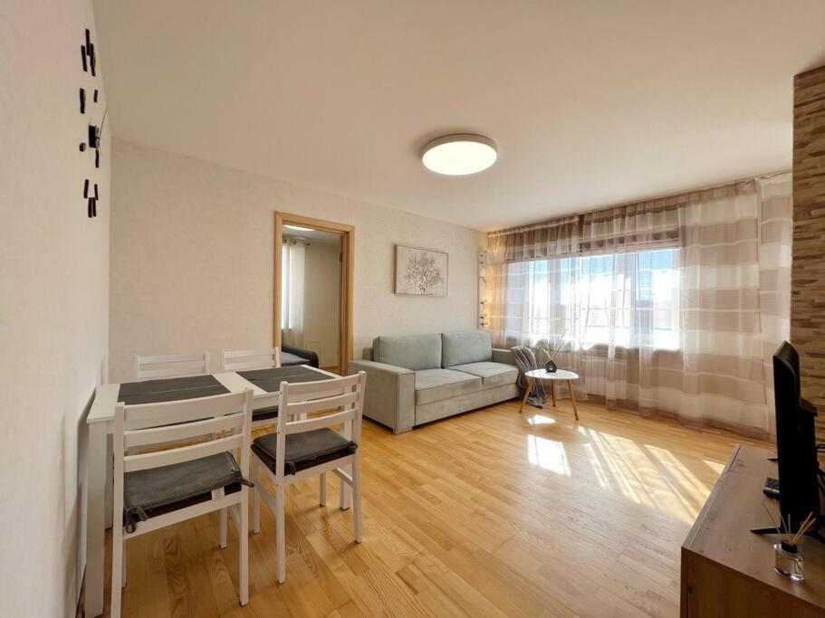 New Apartment With A View In The Town Center Narva Bagian luar foto