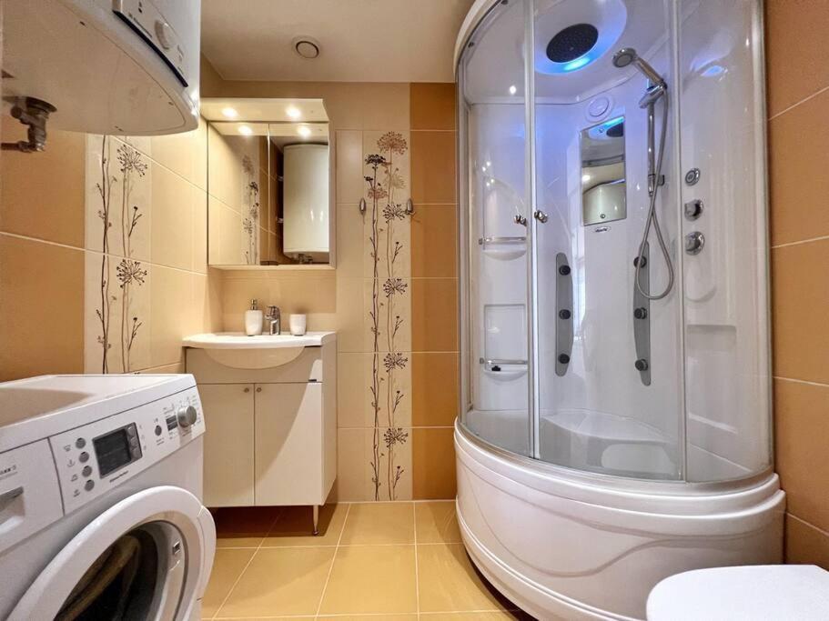 New Apartment With A View In The Town Center Narva Bagian luar foto